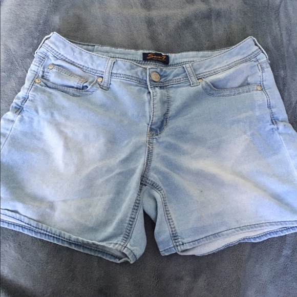 Women’s denim shorts - Picture 1 of 3